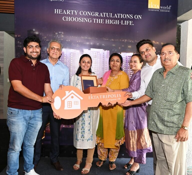 Picture 2 Ashok Mohanani Chairman Ekta World and Vivek Mohanani MD CEO Ekta World handing over the keys to the homebuyers of Ekta Tripolis at Goregaon W