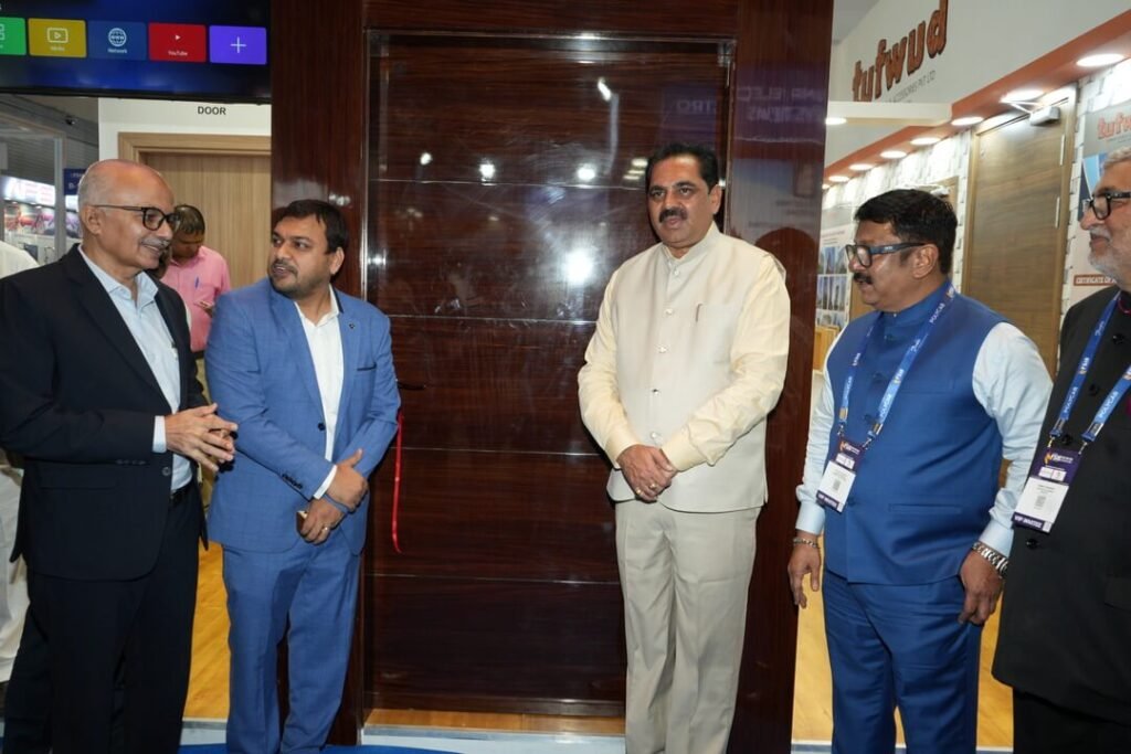 Tufwud Pic 2 L to R Mr Santosh Warick Mr Praveen Khemka Minister of Disaster Management Maharashtra Government. Anil Bhaidas Patil Shri Prabhat Rahangdale Shri Pankaj Dharkar 1 1