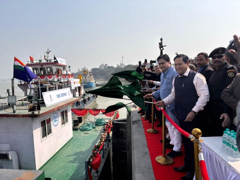 UltraTechs consignment of mineral gypsum being flagged off by the Honble Minister of Shipping Ports and Waterways Shri Sarbananda Sonowal at G.R. Jetty Kolkata 4