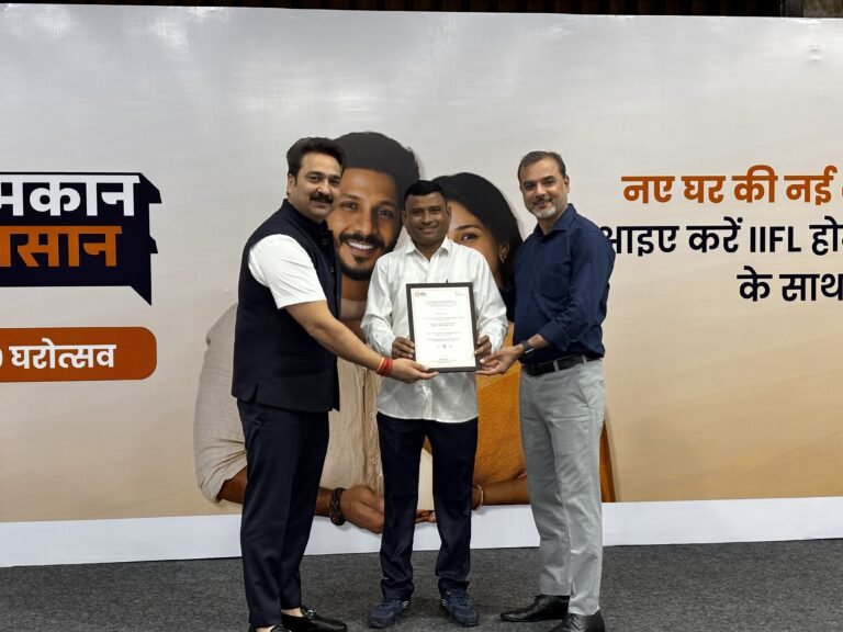 IMG Praveen Khullar Zonal Sales Head IIFL HF on left and Suvas Thakkar Zonal Sales Manager IIFL HF on right and middle customer