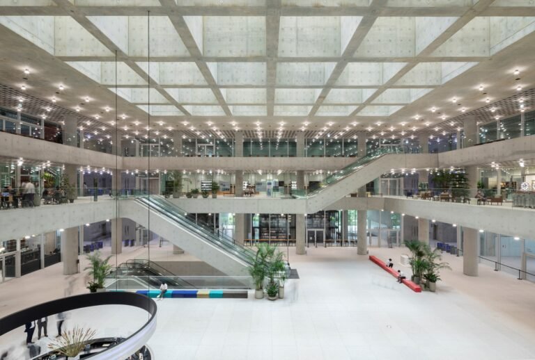 Amore Pacific escalator Seoul CJL3801 mid size