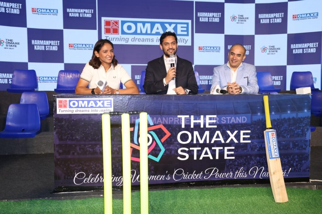 L to R Harmanpreet Kaur Mohit Goel MD Omaxe Avneet Soni Business Head Omaxe 4.jpg