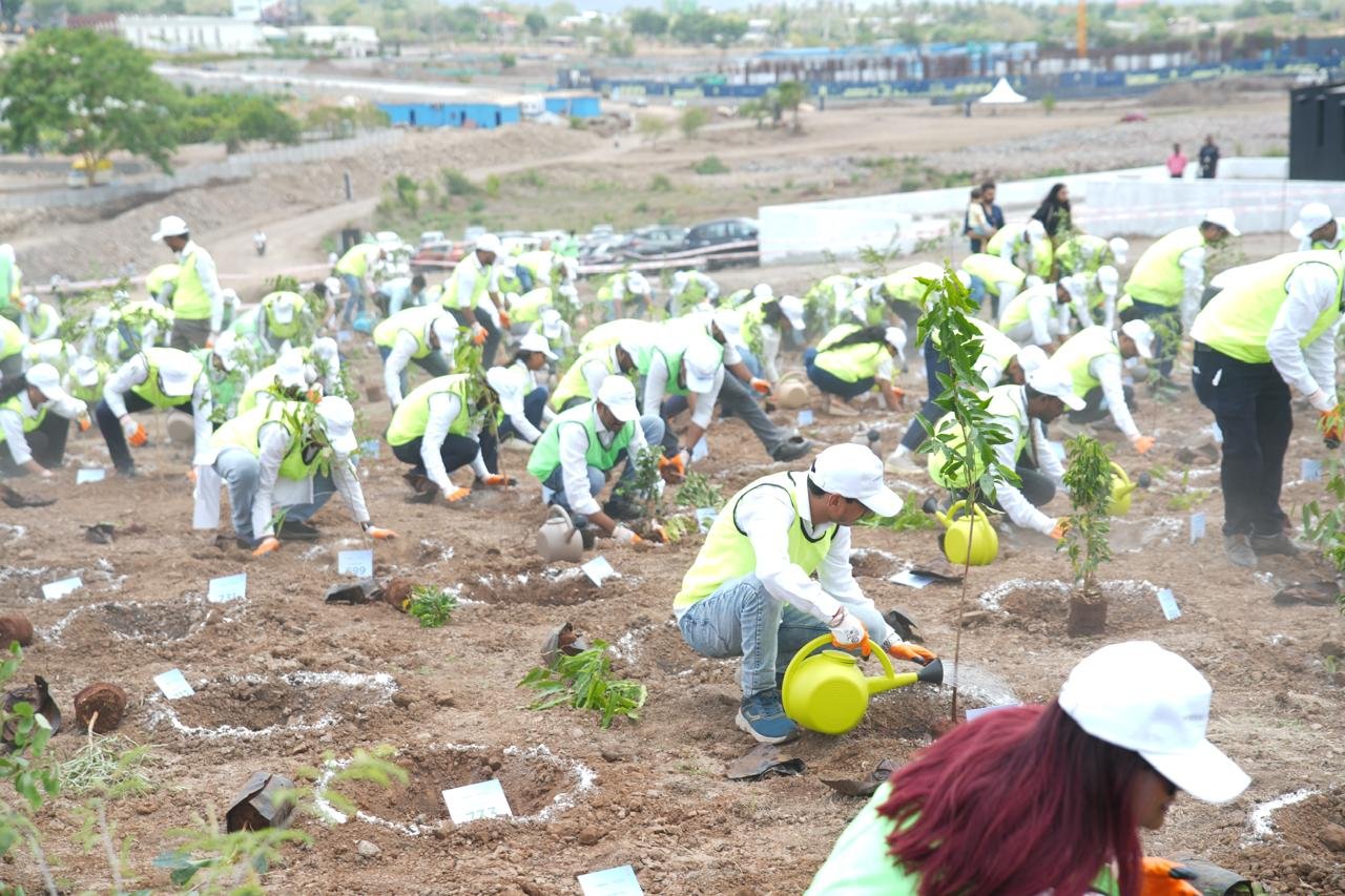 Participants plant a total of 1045 saplings within a minute at Krisala x Hiranandani Township in North Hinjawadi Pune on 5 June 2026