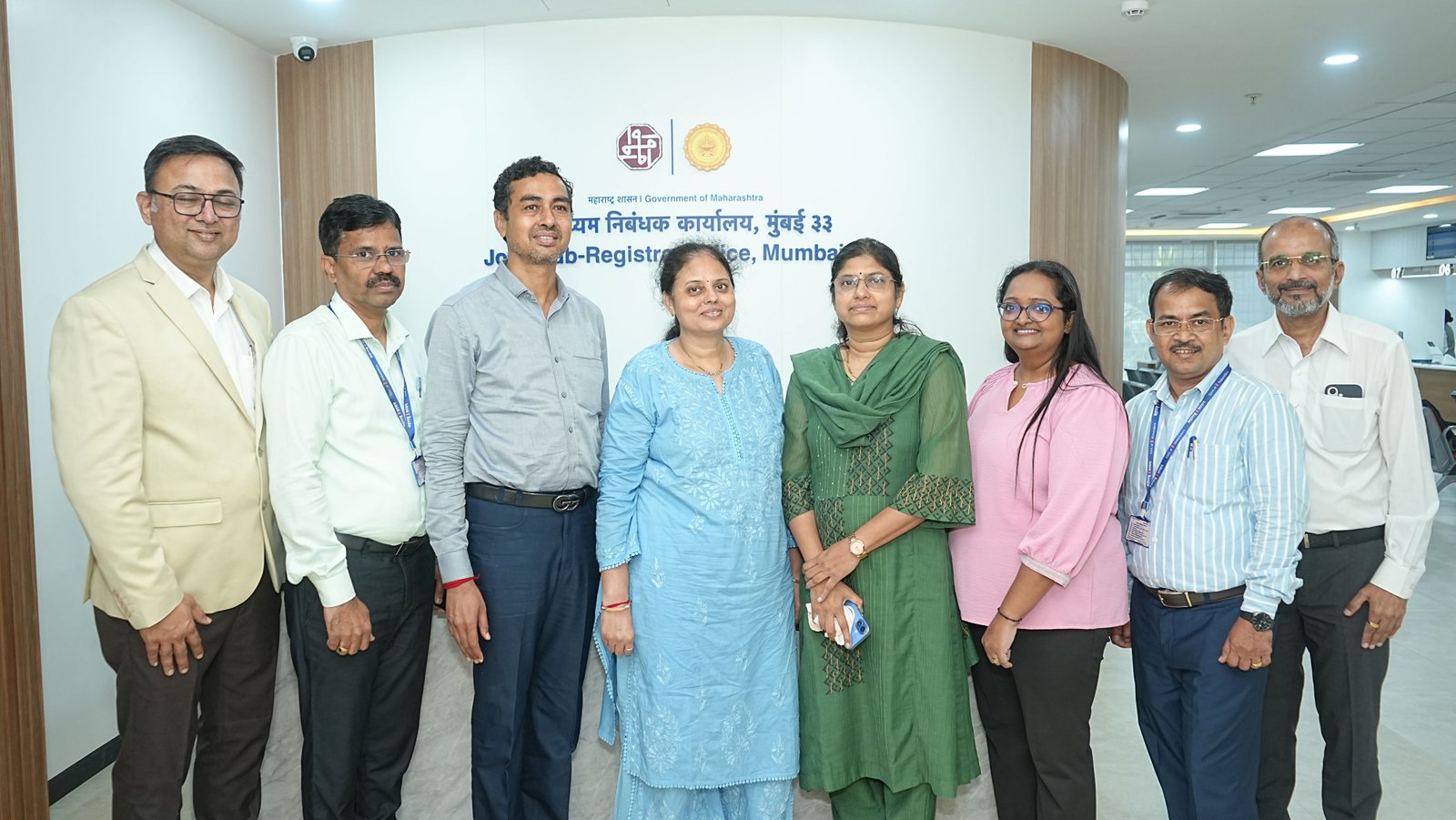 Caption Kalpataru first customers Pinky and Anil Kumar Surana register seamlessly at the Model SRO Bandra Kurla Complex Mumbai A complete 360 degree digitally enabled registration
